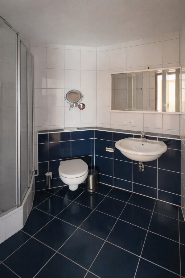 Innenliegendes Bad mit Dusche und Wanne Etagenwohnung Filderstadt