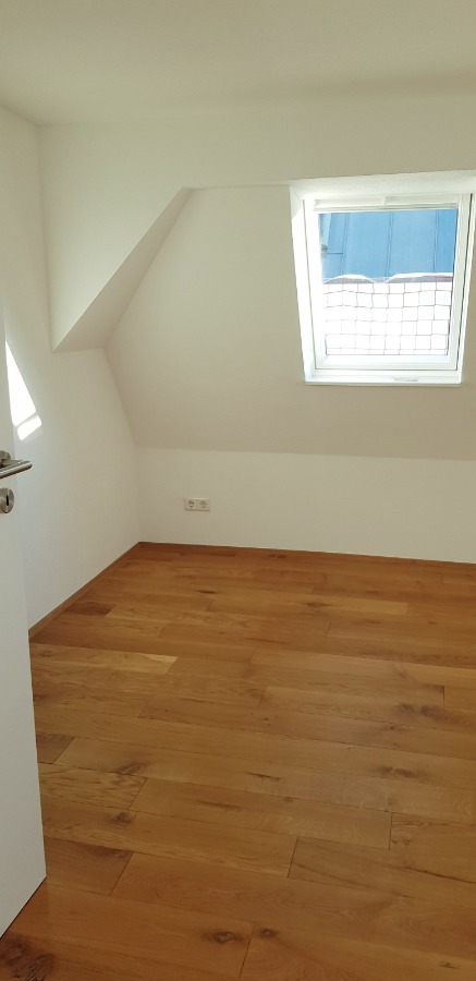 helles Wohn- / Schlafzimmer Dachgeschosswohnung Stuttgart