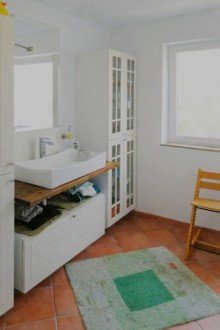 Tageslichtbad mit Waschtisch Sonnige 4-ZW, gro�er Hobbyraum, Terrasse mit Gartenzugang, Garage am Waldrand