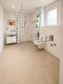Tageslichtbad 3 Zimmer-Wohnung mit Wintergarten und TG Stellplatz - im Zentrum von Bonlanden