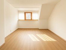 2. OG Wohnen Zweifamilienhaus mit Garten und Garagen-Highlight in Plieningen