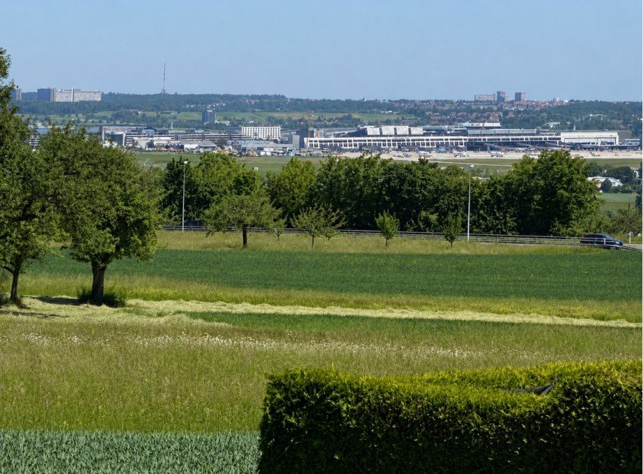 Aussicht bis zum Flughafen Dachgeschosswohnung Filderstadt